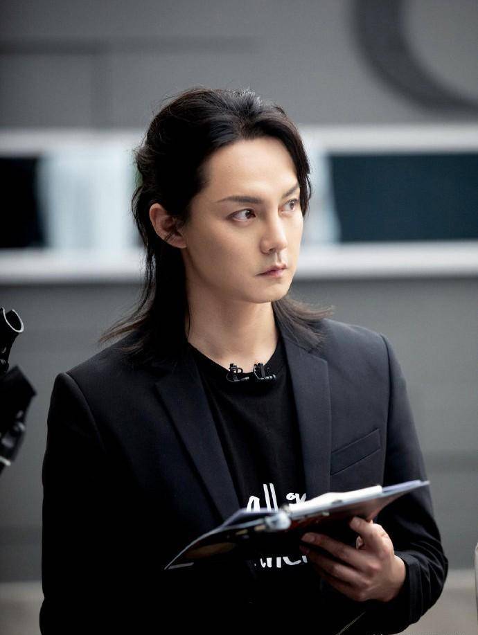 一个自带bgm的美男子荆哥里公费追星第一人最后用一段话来形容尹正吧