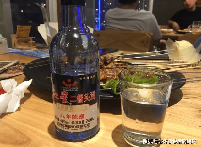 陕西小哥聚餐,偷拿父亲的2瓶茅台,邻桌大哥:这酒之前真没喝过_酒水