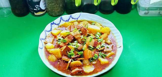 【大听雨】：土豆炖五花、蒸茄龙、炒藕杆、豇豆玉米渣饭、西瓜汁