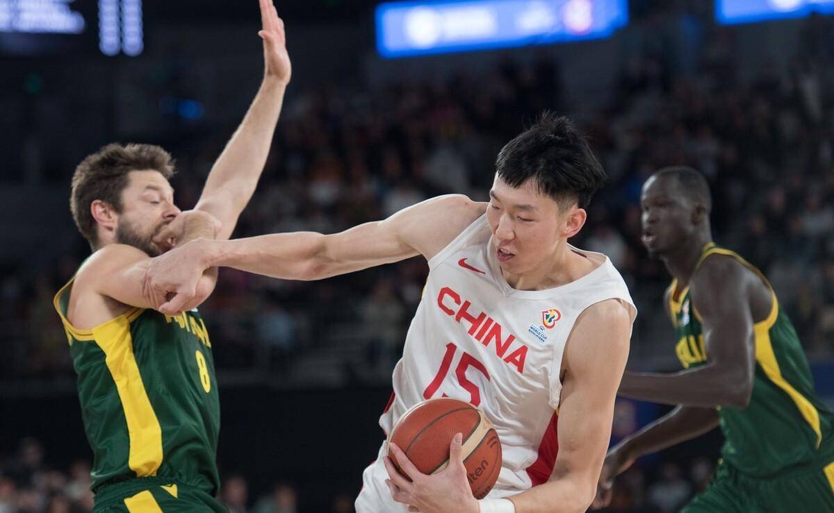 只有周琦这一个在海外对抗水平较高联赛效力的球员,显得相对从容.