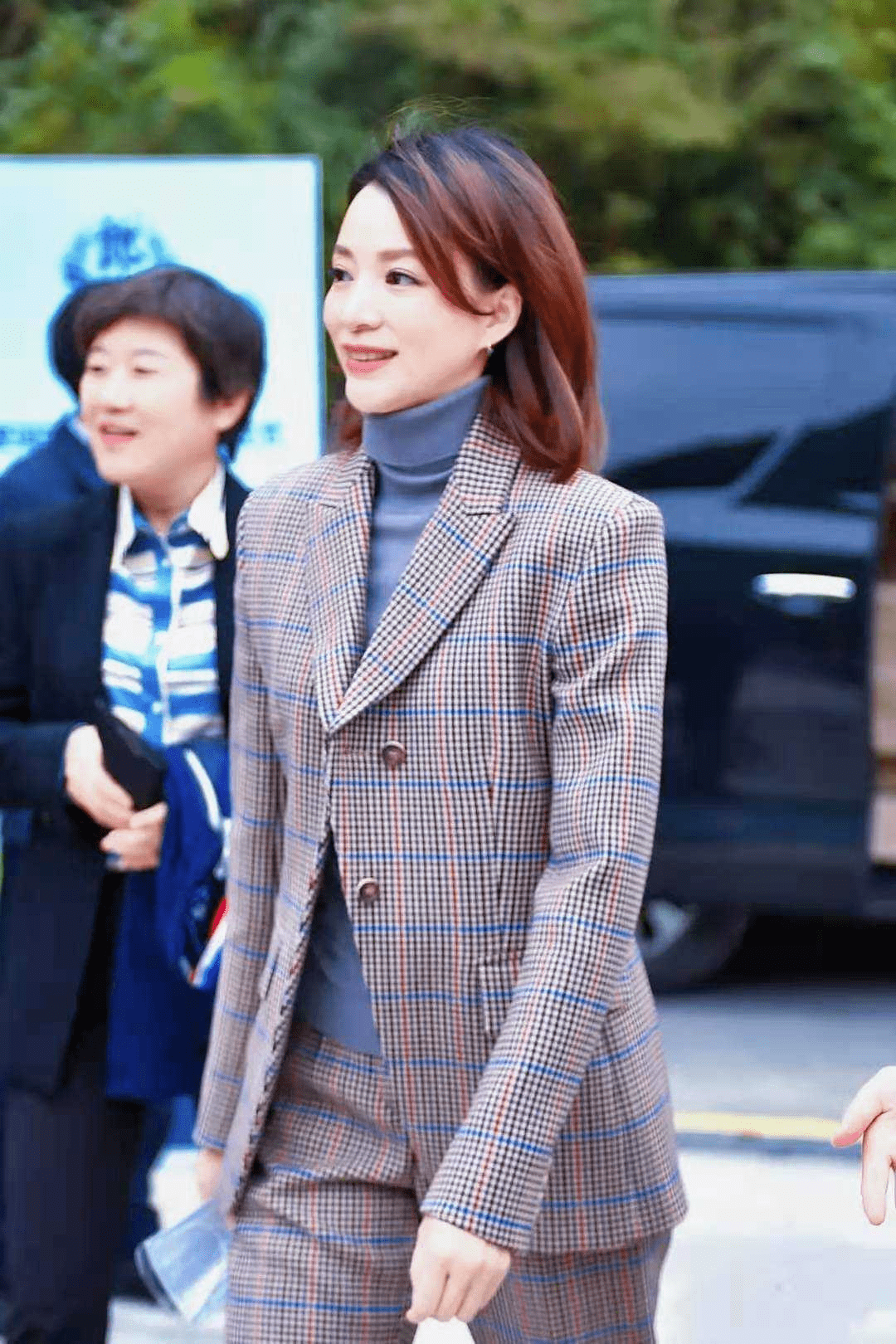 回老家吃流水席,穿大衣展示央视主持的朴素美_那一种_头发_外套