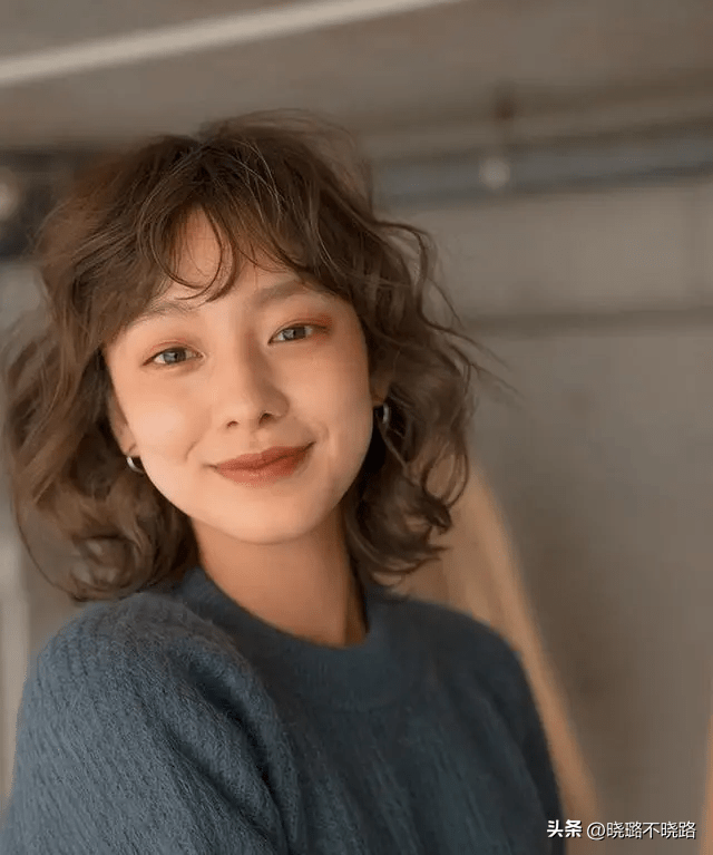"挂耳烫发"才是最适合3,40岁女人的发型,洋气减龄,人见人夸_脸型_额头
