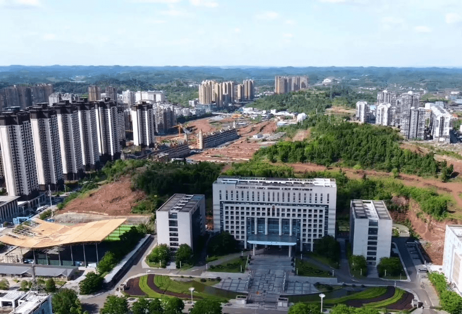 从安岳县城到成都,重庆都在1小时左右,到内江,遂宁只需要半小时,交通