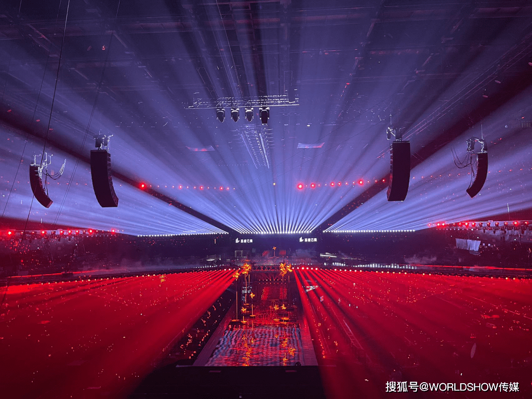 多维空间舞台,江苏卫视2023跨年演唱会再膺"亚洲顶秀"_视觉_舞美_灯光