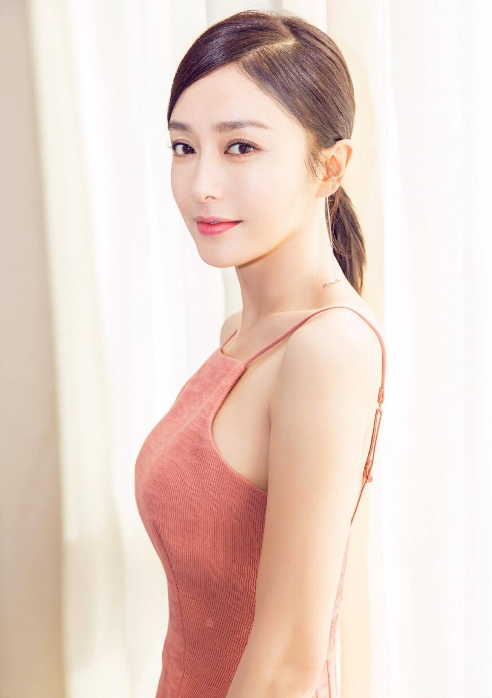 至今未婚的8位大龄女星,多人情史复杂,最大54岁,最小43岁_韩红_许晴