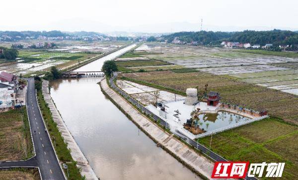 "最美农村路"绘就乡村康庄道走进攸县丫江桥镇仙石村,沿河而走,水清岸