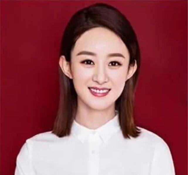 因为她的证件照很是与众不同,正是与老公结婚时结婚照所用的红底照片