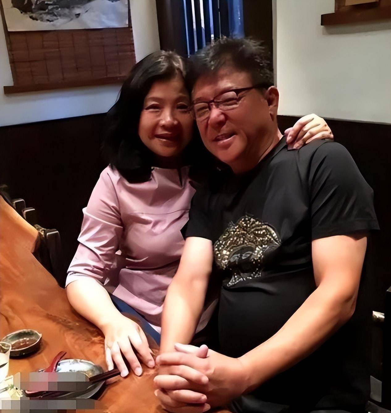 之后,姜育恒嫁给了李凤凰,然后慢慢隐退,更多时间在家,和妻子移居大马