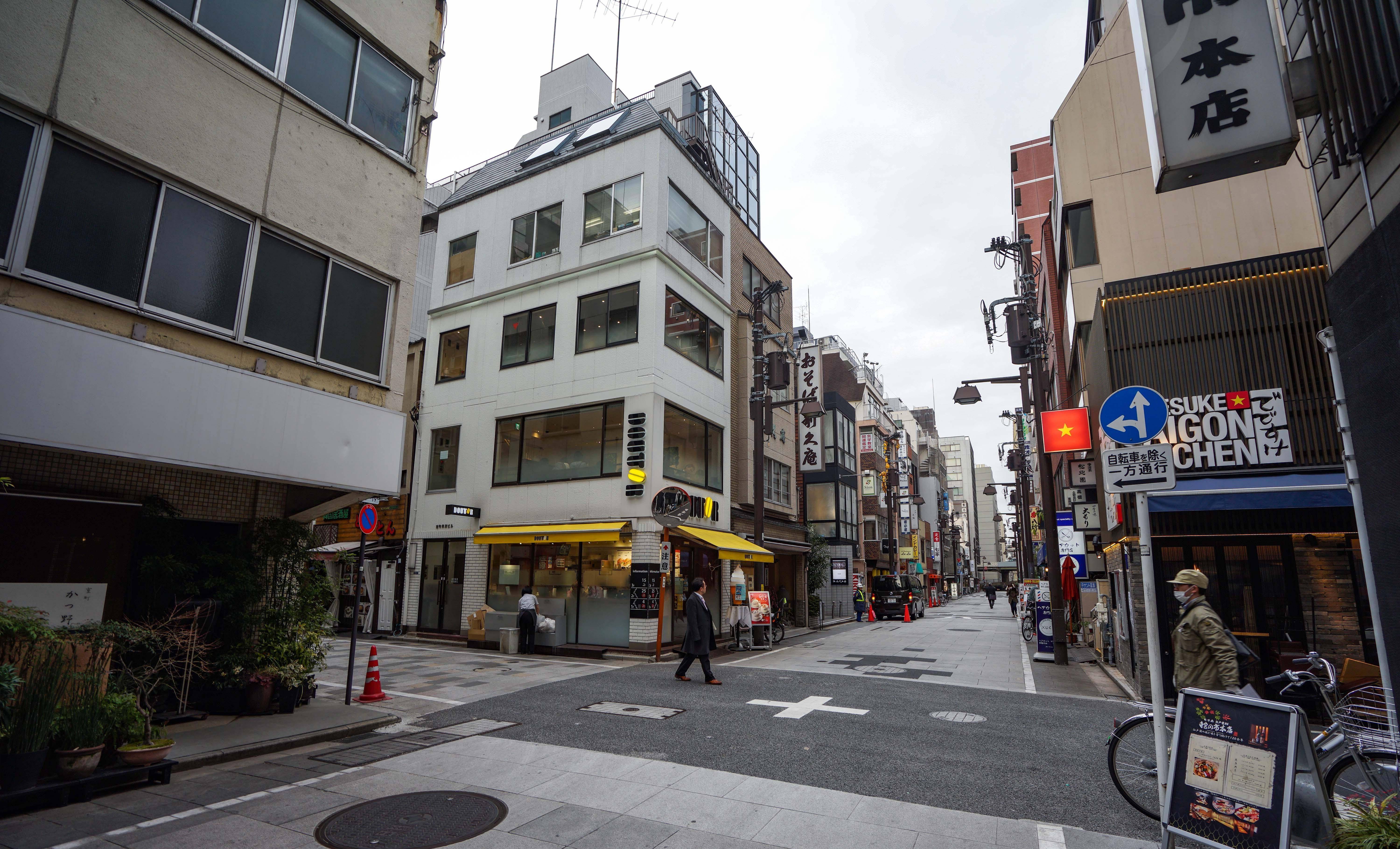 实拍日本东京街头,道路狭窄拥挤,游客说不如县城