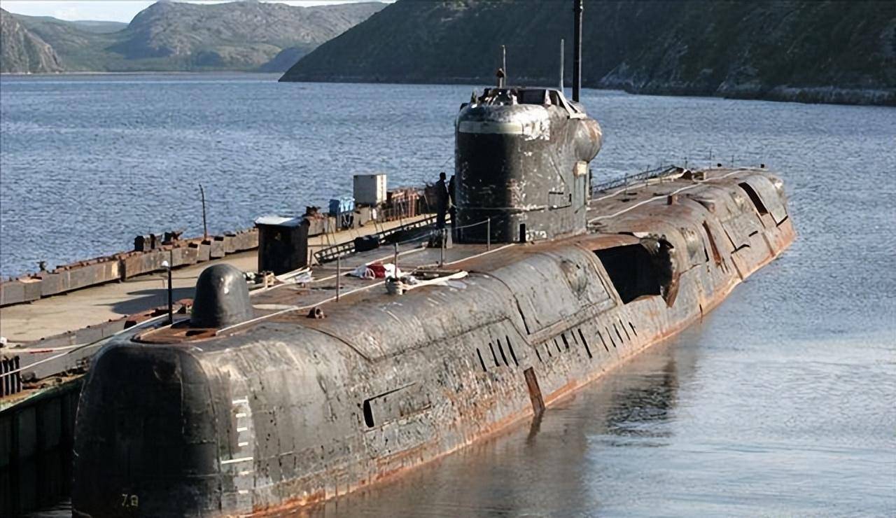 现存的回声-2潜艇在后来上报的报告中"隆头鱼号"潜艇对撞击细侥的