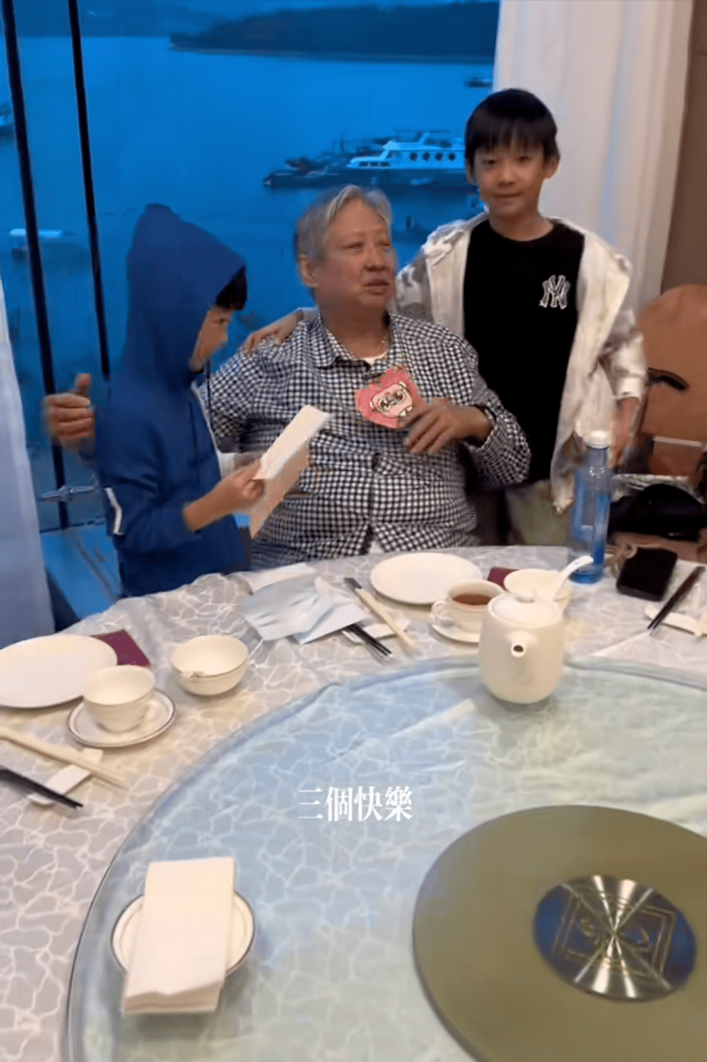 71岁洪金宝过生日,坐在轮椅上吃草莓,瘦白胡子,享受天伦之乐_洪天明