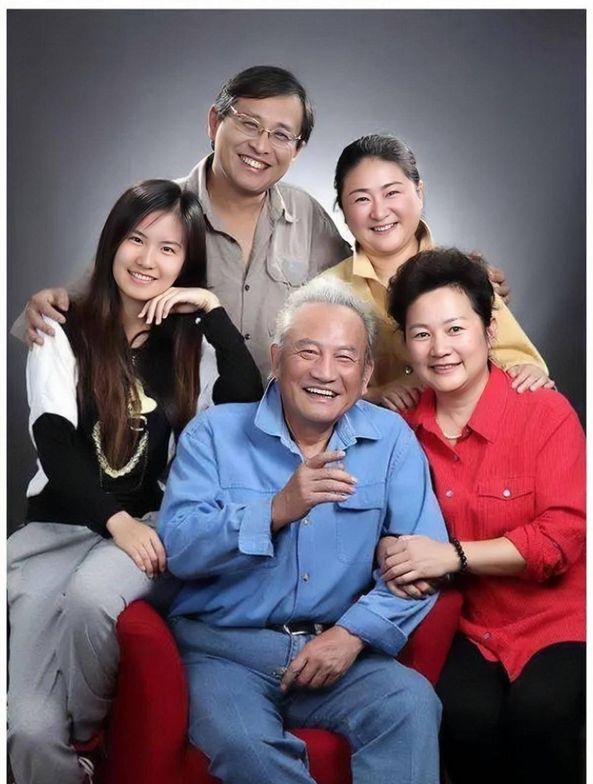 婚后陈丽明放缓自己工作的脚步,将大部分精力投入到生活与家庭中去.