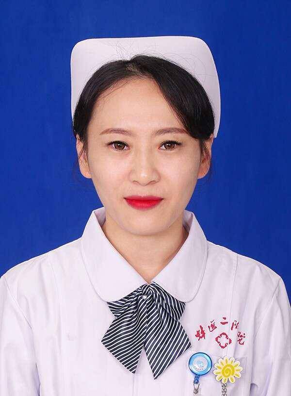 王亚娟证件照34岁的王亚娟一边用手刨土,一边呼喊示意周围的群众拨打