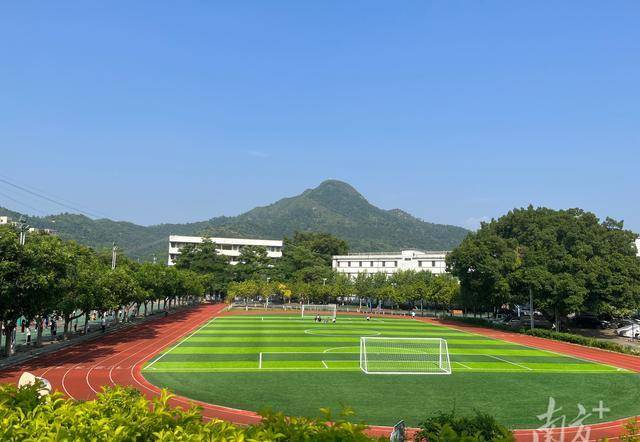 多方筹资,优化育人环境近日,云浮市云安区镇安镇第二中心小学运动场