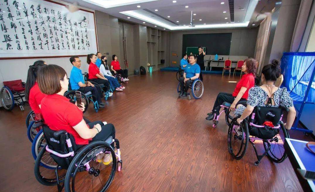小波内心也十分渴望外面的世界,而参加残疾人聚会无疑是一个契机,于是