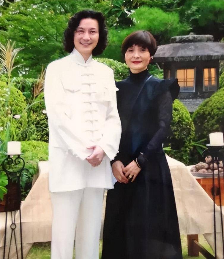 那时候的吴汝俊正在云南昆明进行京剧表演,而陶山昭子也正好在昆明