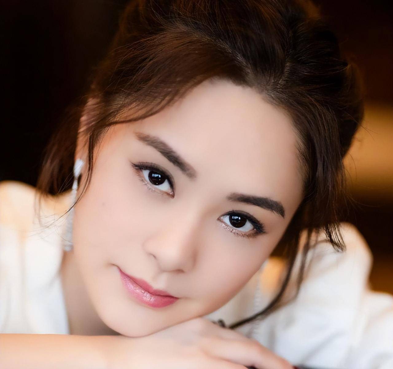 漂亮小有成效的阿娇,在自己社交平台上更新了动态,上传了两张照片