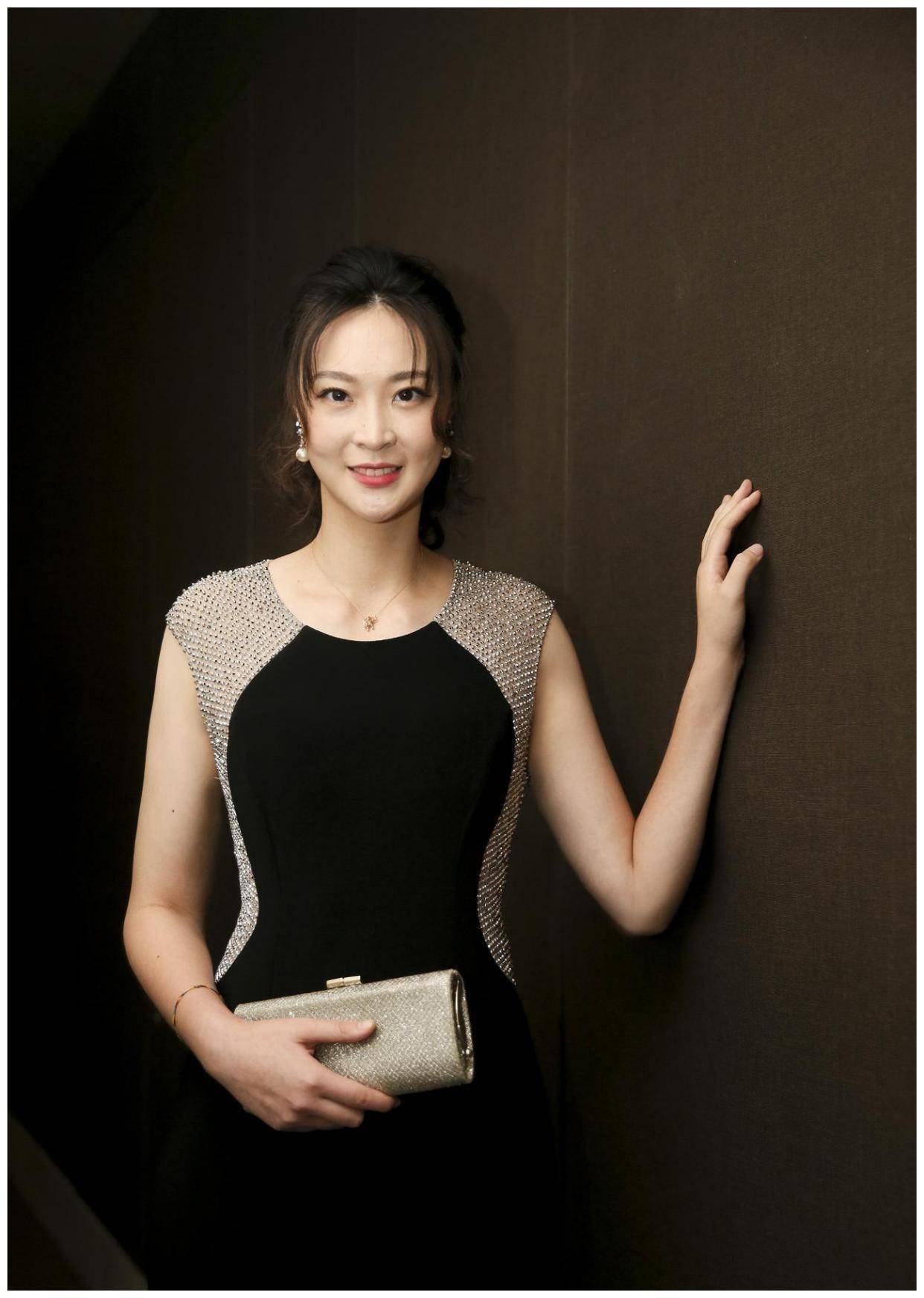 惠若琪虽然退役了,但还能经常出现在镜头前,评论中国女排,而张常宁也