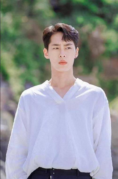 被男配抢风头,他进圈失败回归爱豆,如今胖到脖子与