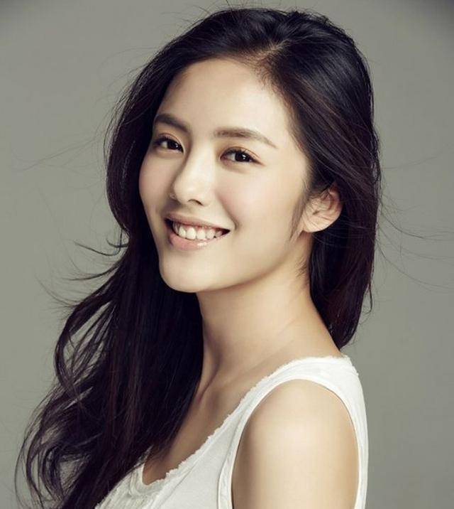 不过这并不意味着厚嘴唇的女孩子不漂亮,象宋慧乔就是典型的厚唇,但她