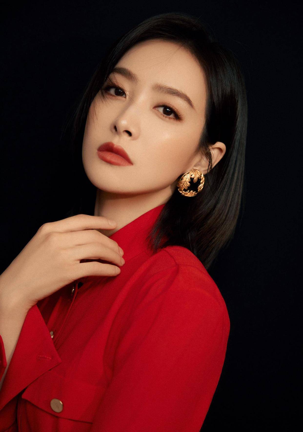 一袭红色长裙的宋茜,既美艳动人,又气质超然!