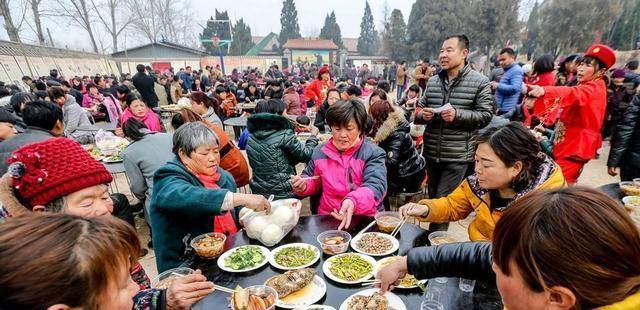 以后,觉得很生气,觉得那些人不尊重死者,人都死了怎么还有心情吃饭?