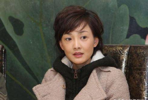 她是射击冠军,也是冯巩媳妇,曾11次登上舞台,如今被丈夫宠上天_牛莉