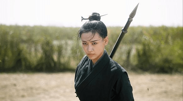 现身,甚至连女儿装都很少,后期全程以男装现身,面容姣好,手握一杆长枪