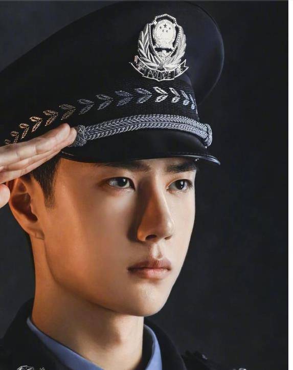 虽然节目还没有播出,但是从一些他拍可以看到王一博这次特警服的造型