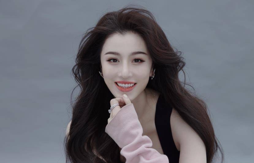 刘翔前妻葛天晒私下生活照!穿浴袍在酒店吃饺子,桌上生蒜很抢镜