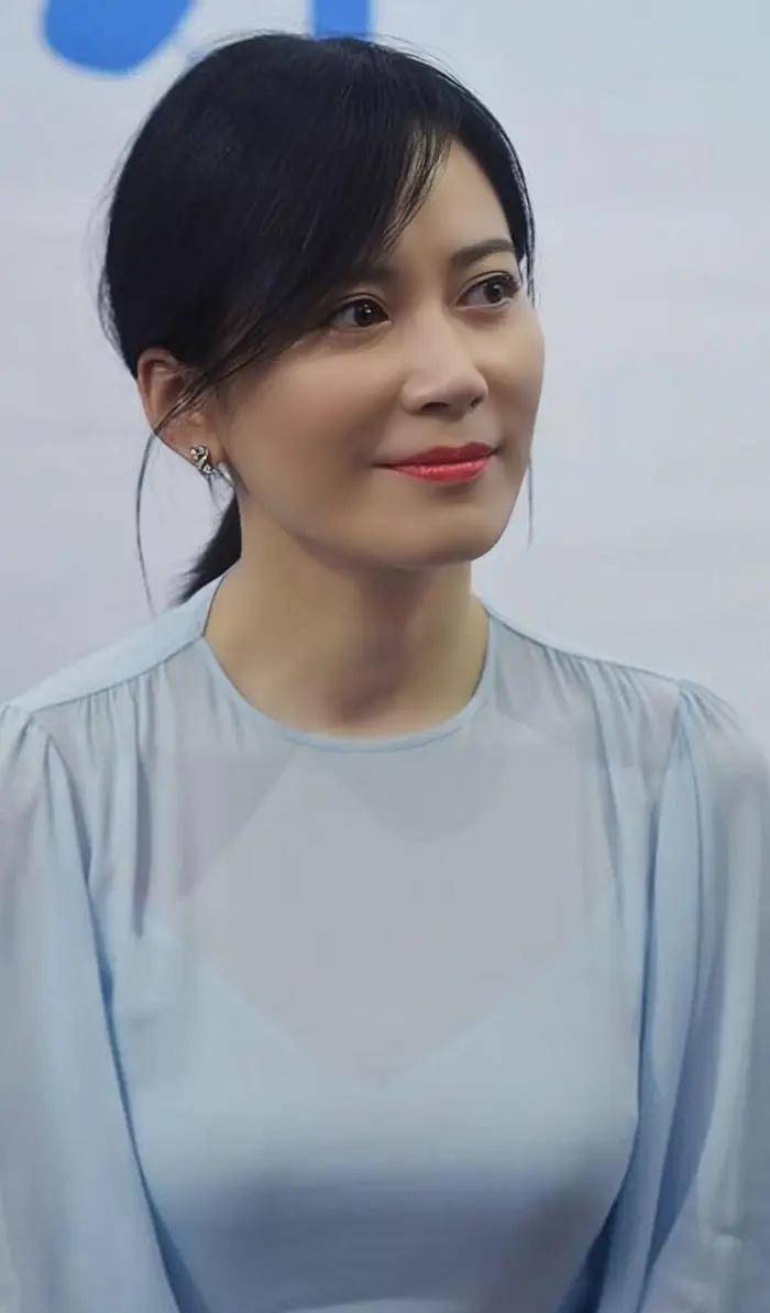 俞飞鸿颜值气质都好,各种服装搭配,都能穿出它很好的状态