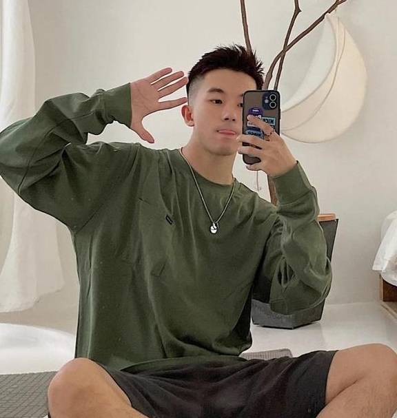 爱自拍的高颜值小奶狗,可爱的表情帅爆了,00后的男生都这么呆萌_哥哥