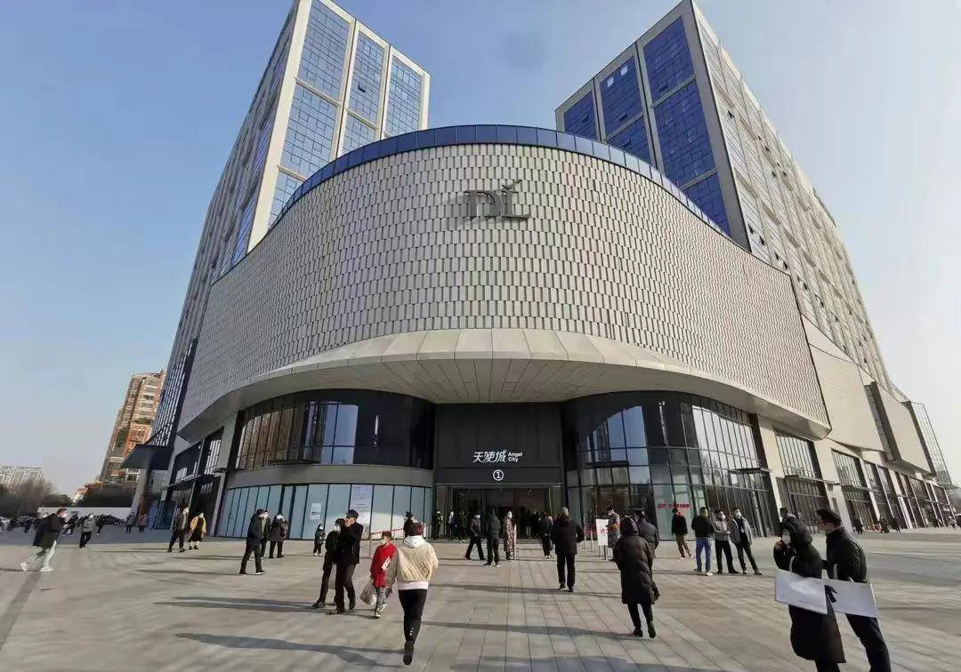 胖东来新店开业,于东来大受欢迎,各地网友羡慕啥时候来我们这_服务