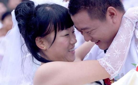 "我一个头婚男,娶一个二婚女,拍婚纱照还让我笑,我真做不到"_男人