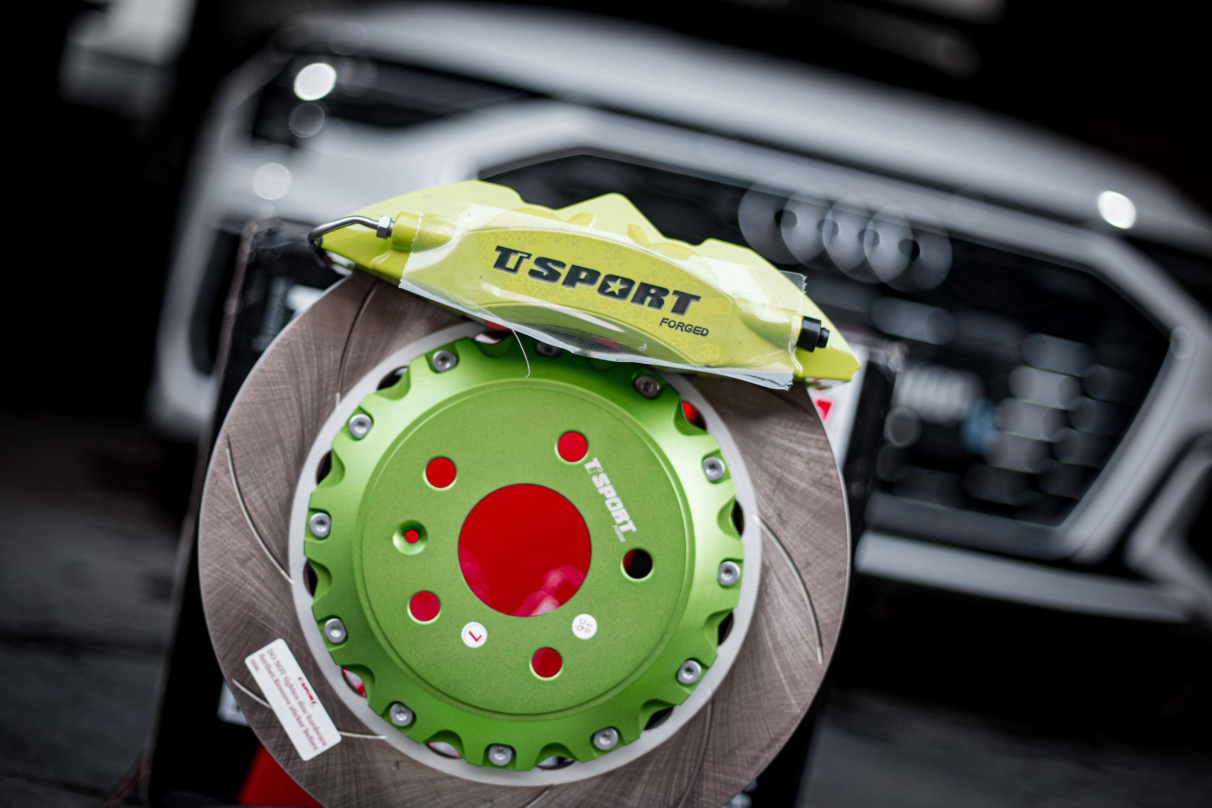 奥迪a3升级ttsport5430荧光绿刹车改装案例-锻造大四活塞卡钳-330x