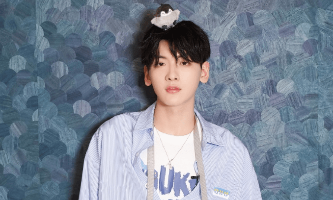 r1se翟潇闻路透曝光,黑西服白衬衫凸显男神气质,却因口罩引爆笑_黑色