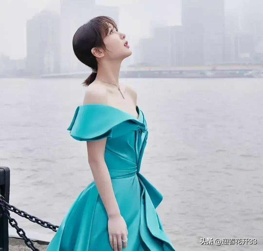 杨紫身穿各种礼服裙,美得就像一个小公主,亭亭玉立,温润甜美_长裙