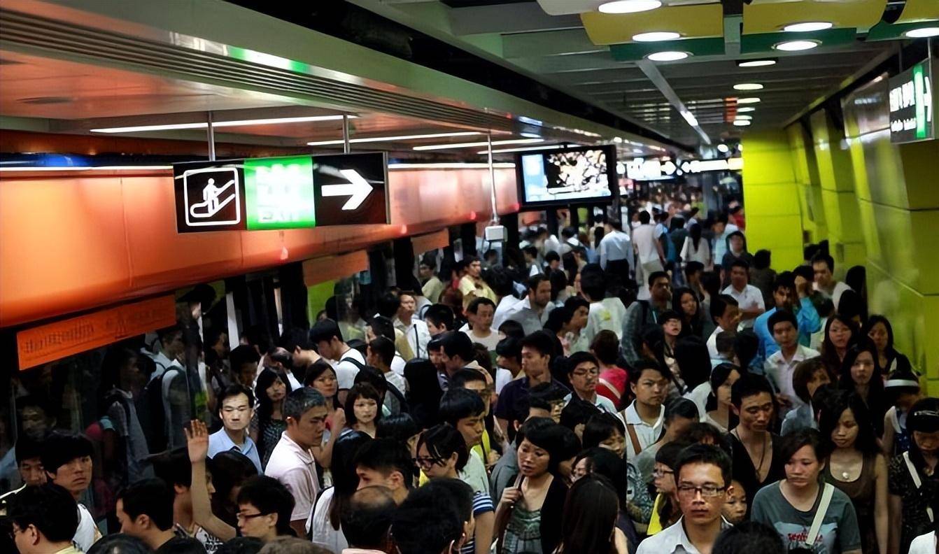 夏季拥挤的地铁图片