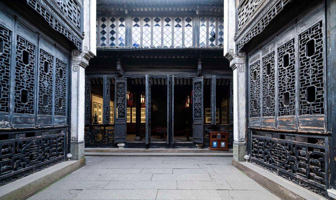 假山;还有张石铭旧宅,刘氏梯号,百间楼,张静江故居,求恕里,南浔文园