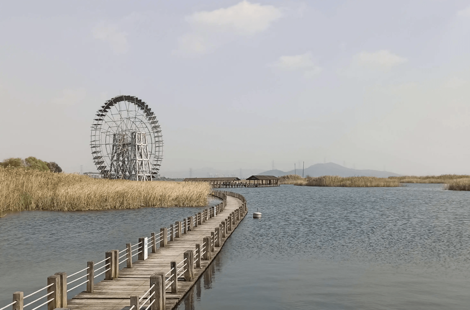 蘇州太湖湖濱國家溼地公園毗鄰東山,西山景區,東起太湖景觀大道水風車