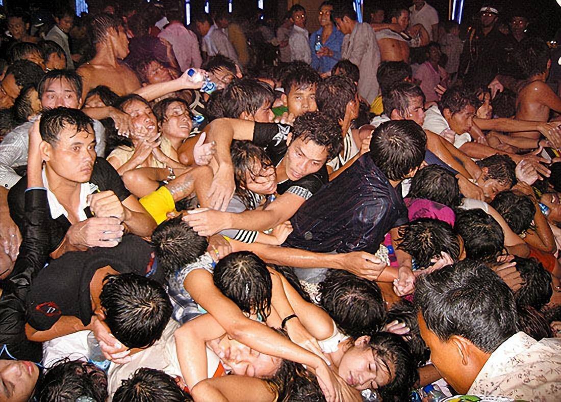 比如最近韩国发生的踩踏事件,造成多人死伤.