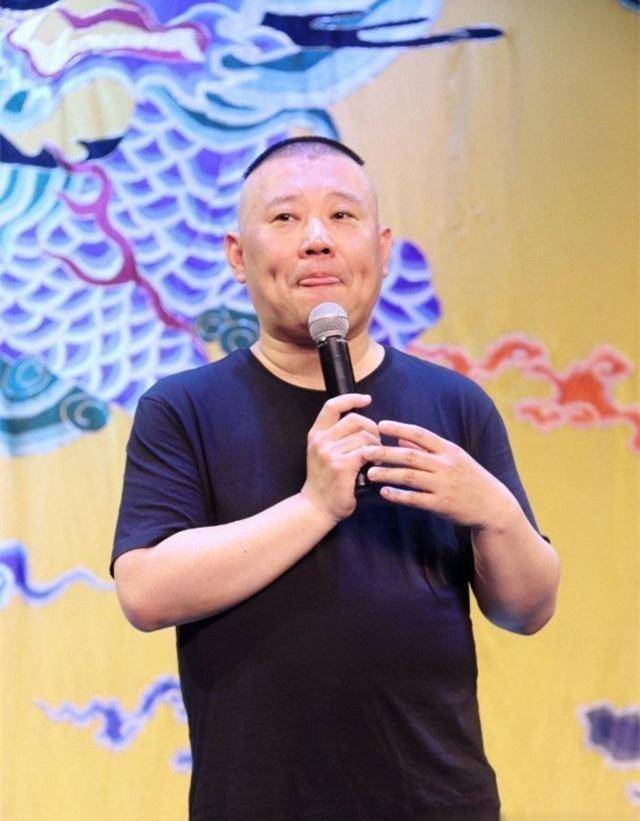 德云社郭德纲唱戏,扎两个小辫,脚够不着地,老郭真是可爱头子_陶阳
