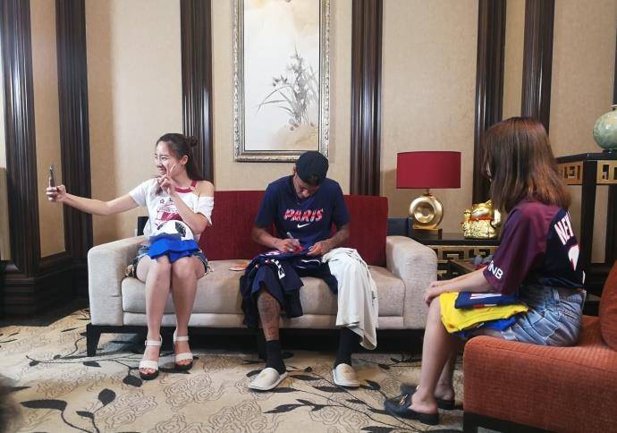 内马尔中国行见幸运球迷!送暖心拥抱,两美女直呼梦想成真!