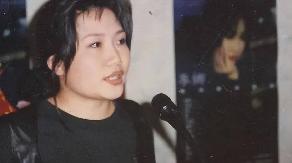 他有着东北人固有的乐观和豪爽,三言两语便缓解了李娜的烦躁之情,两人