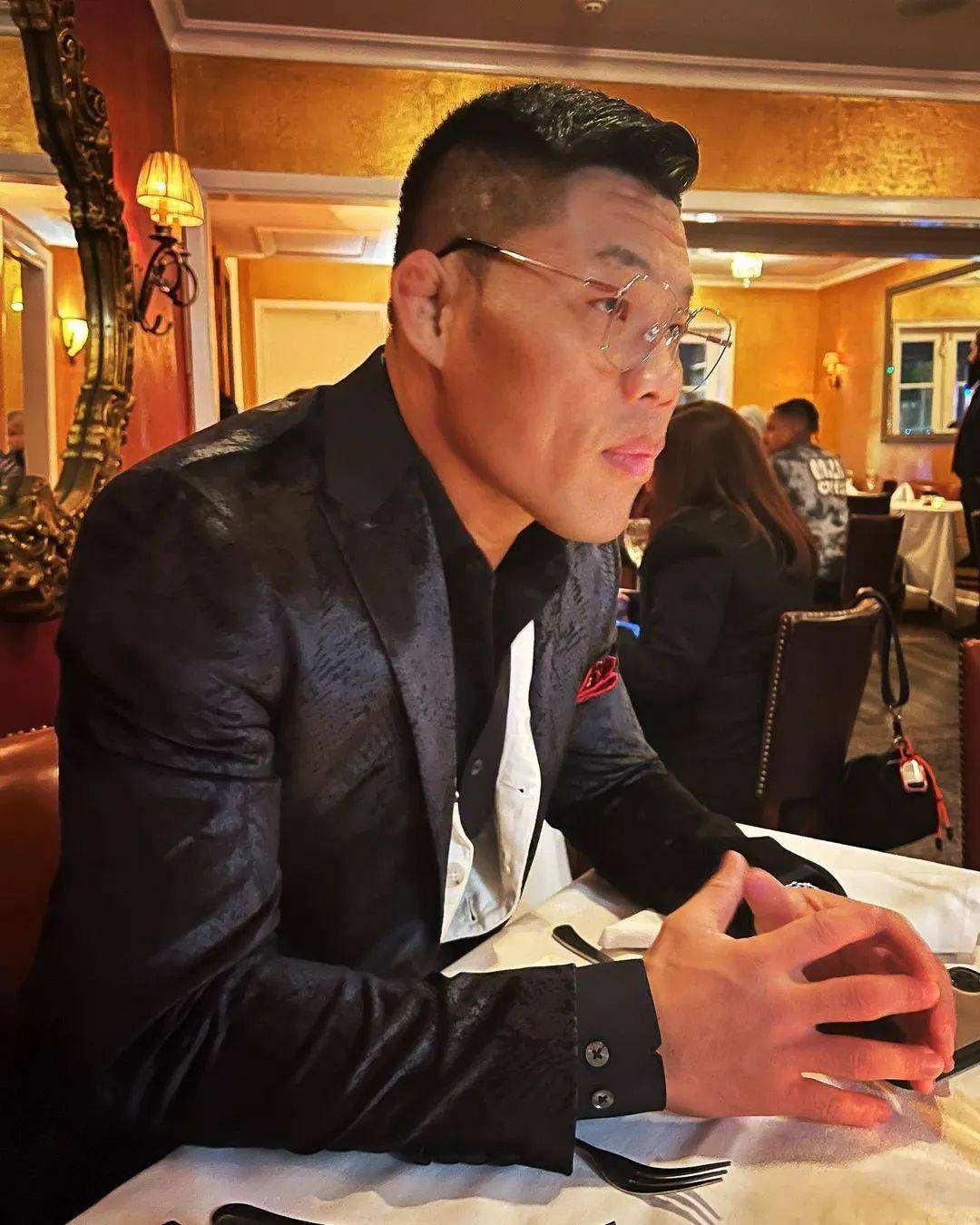 其中包括"夜魔"弗格森和多斯·安乔斯两位前ufc冠军,李景亮的目的非常