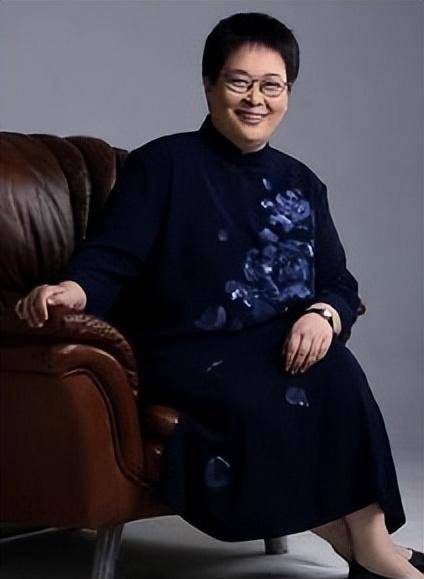 最初的张越并不是主持出身,大学毕业后她从事教师职业,后来成为一名