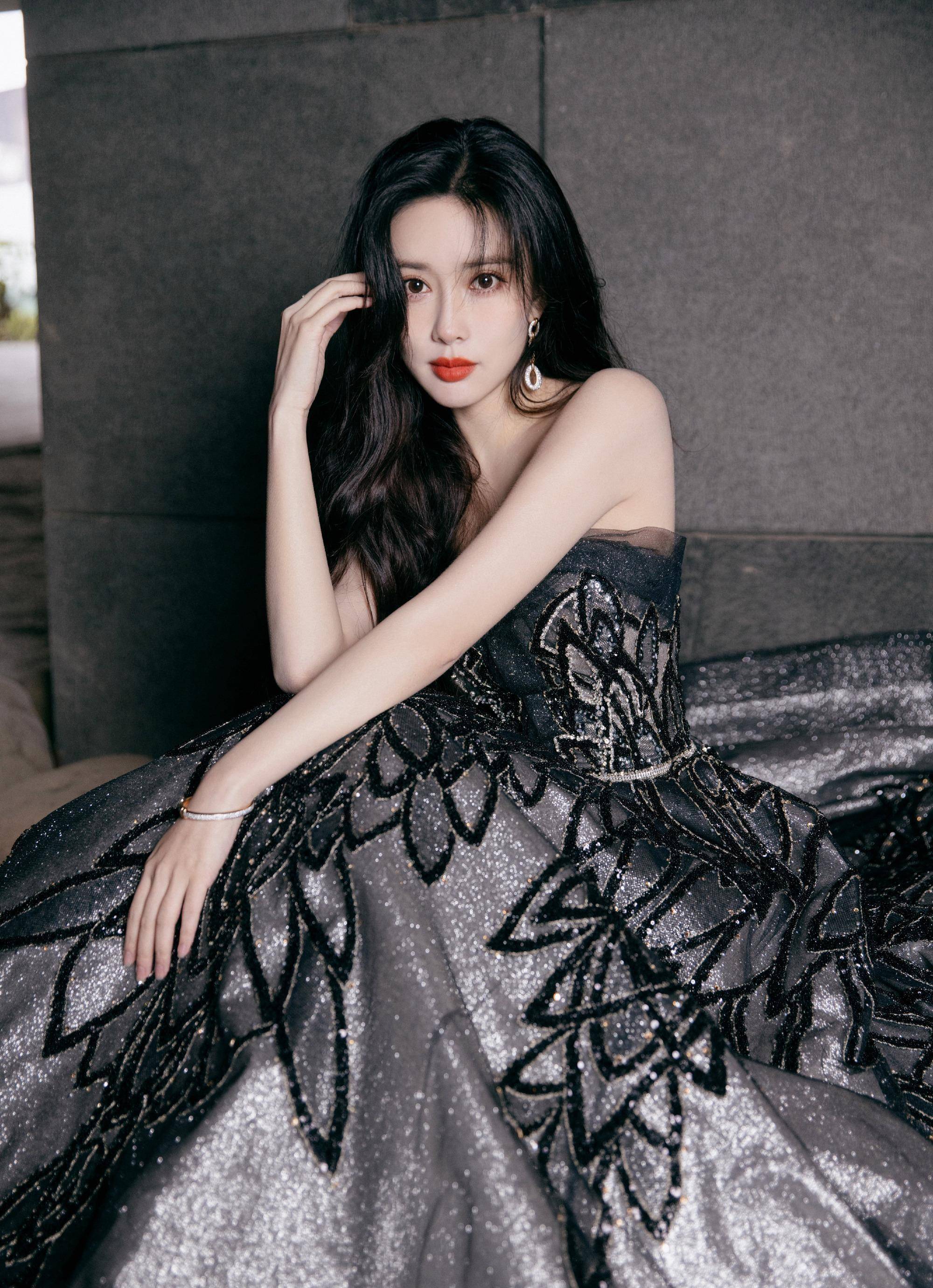 北影校花孟子义分享灰色抹胸长裙写真,秀丽清纯,娇美可人_长发_披肩