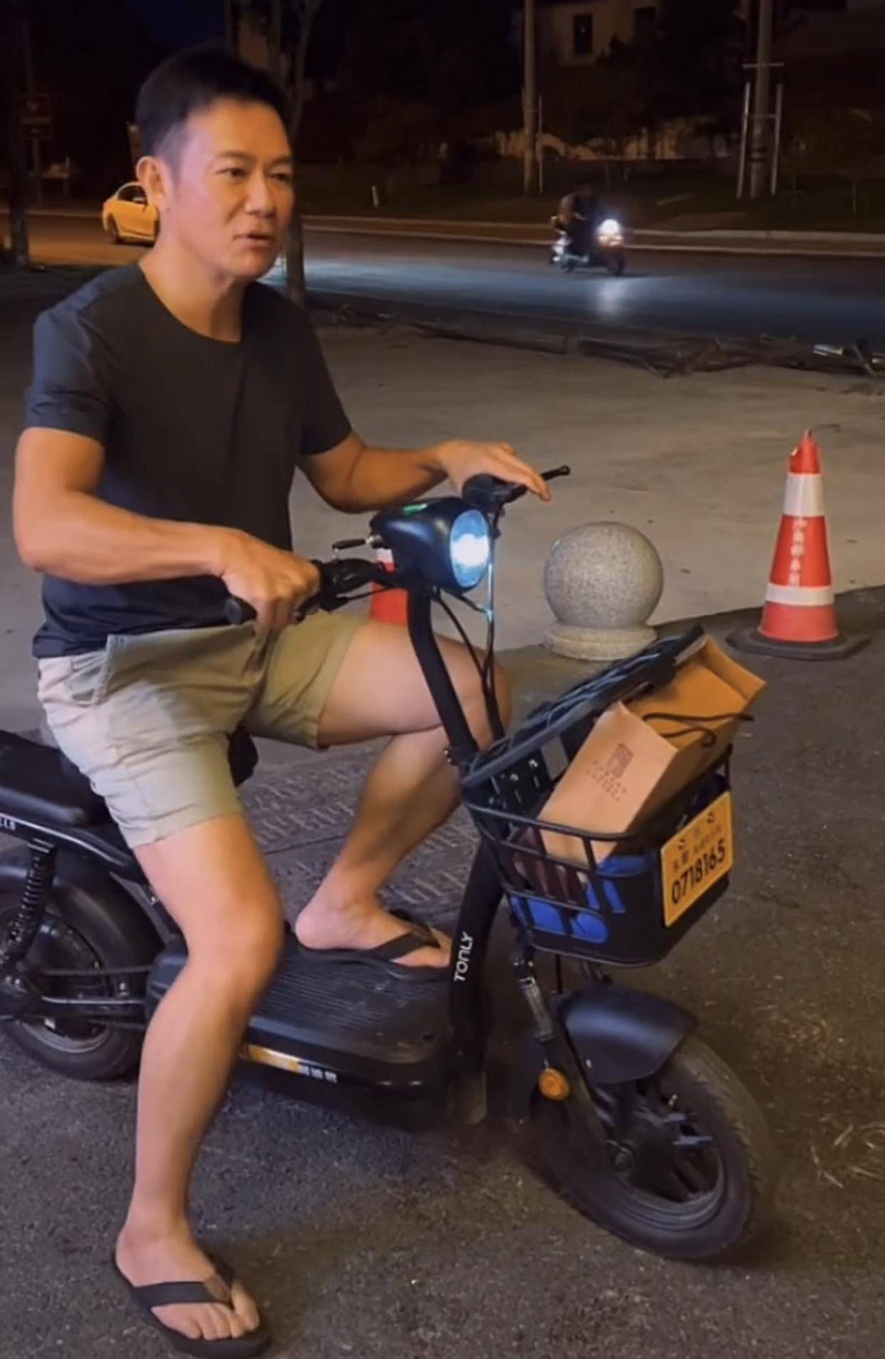 张兆辉平日里很喜欢健身,所以他的身材并没有发福走样的痕迹,肌肉清晰