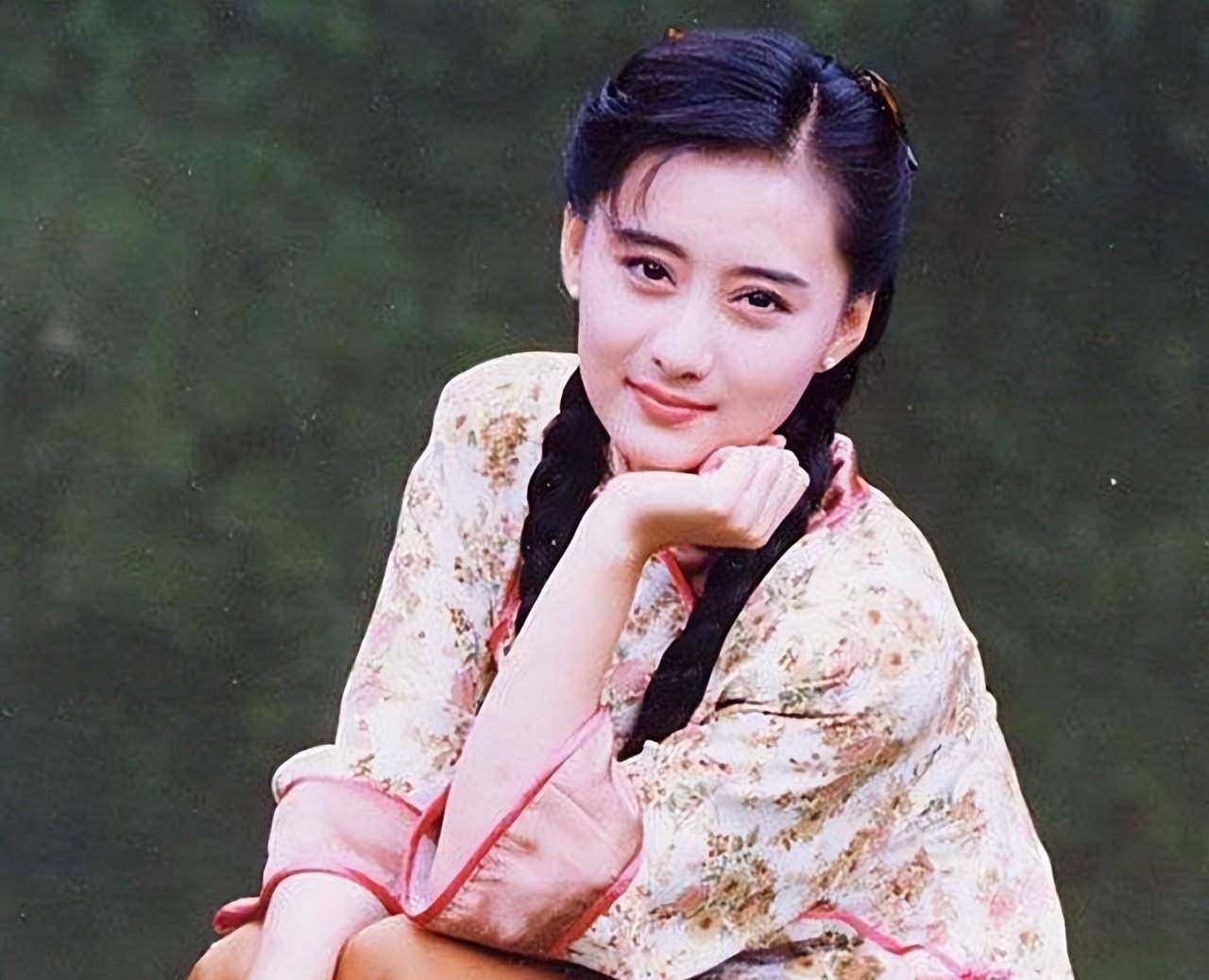 陈德容膝下无子,49岁出来出镜带货,现在的境遇也是让人唏嘘不已_琼瑶