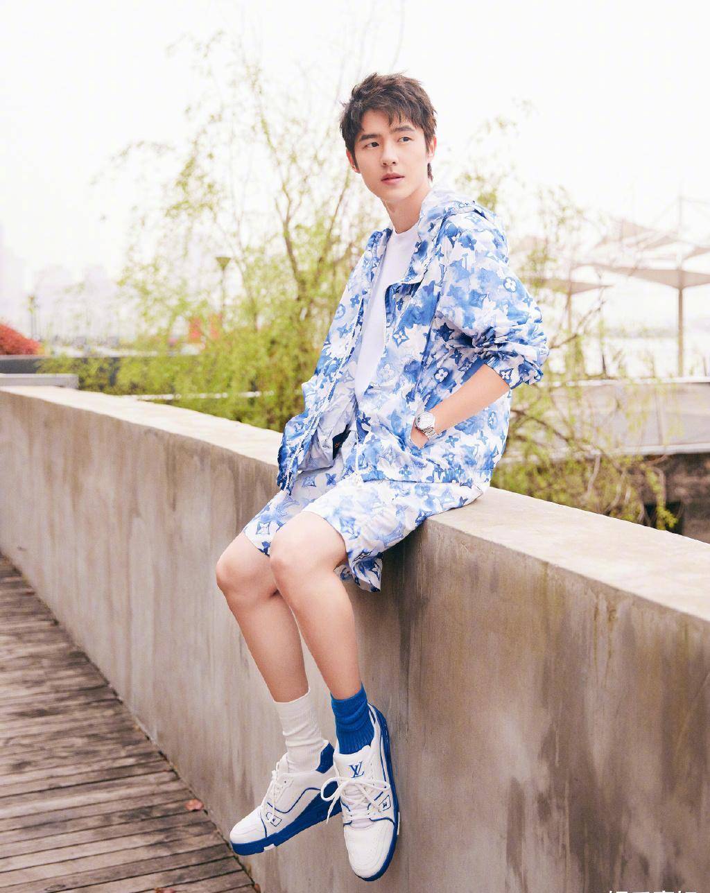 刘昊然《恰好是少年》发布会,蓝白水墨晕染印花套装,清爽俊朗_颜色_穿